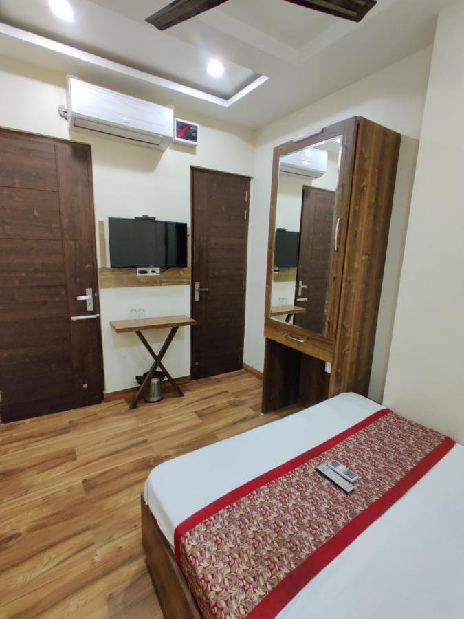 אמריצר Hotel 56 - 200 Meter From Golden Temple מראה חיצוני תמונה