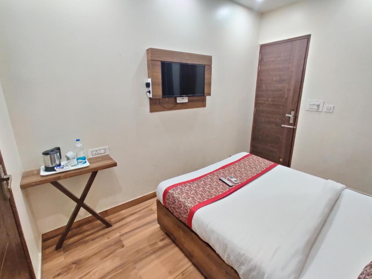 אמריצר Hotel 56 - 200 Meter From Golden Temple מראה חיצוני תמונה