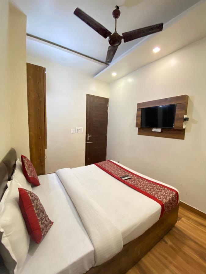 אמריצר Hotel 56 - 200 Meter From Golden Temple מראה חיצוני תמונה